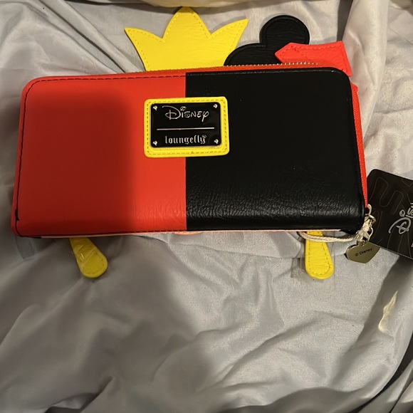 Queen of Hearts Disney loungefly wallet NWT Alice in wonderland - Picture 2 of 4